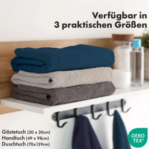 Gestapelte KARAT Handtücher in Türkis, Grau und Anthrazit. Baumwoll-Handtuch in verschiedenen Größen.