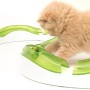 Katze spielt mit Catit Senses 2.0 Spielschienen Super, einem Intelligenzspielzeug mit grünen Schienen.
