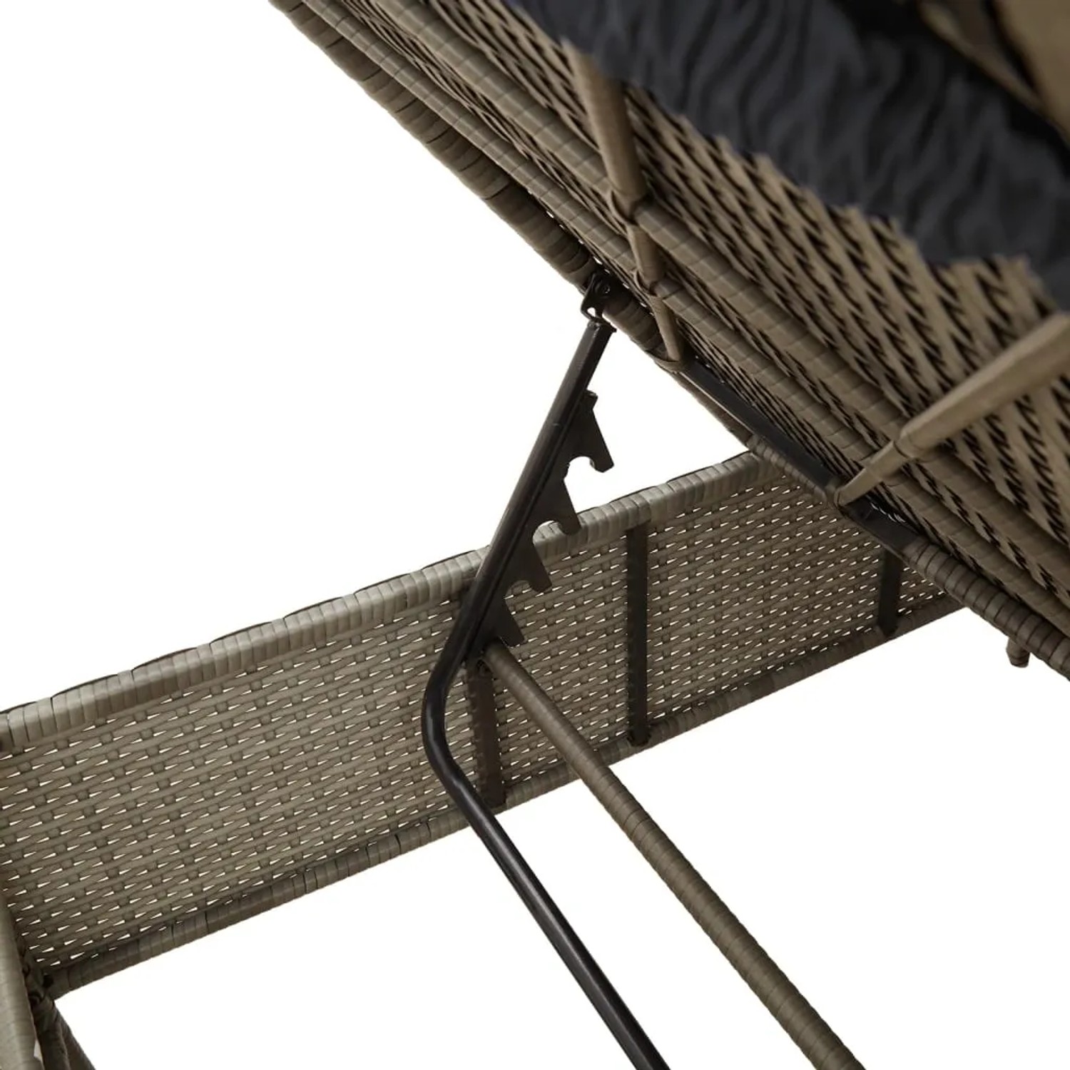 Detailaufnahme der Rückenlehnenverstellung der grauen vidaXL Sonnenliege aus Poly Rattan.