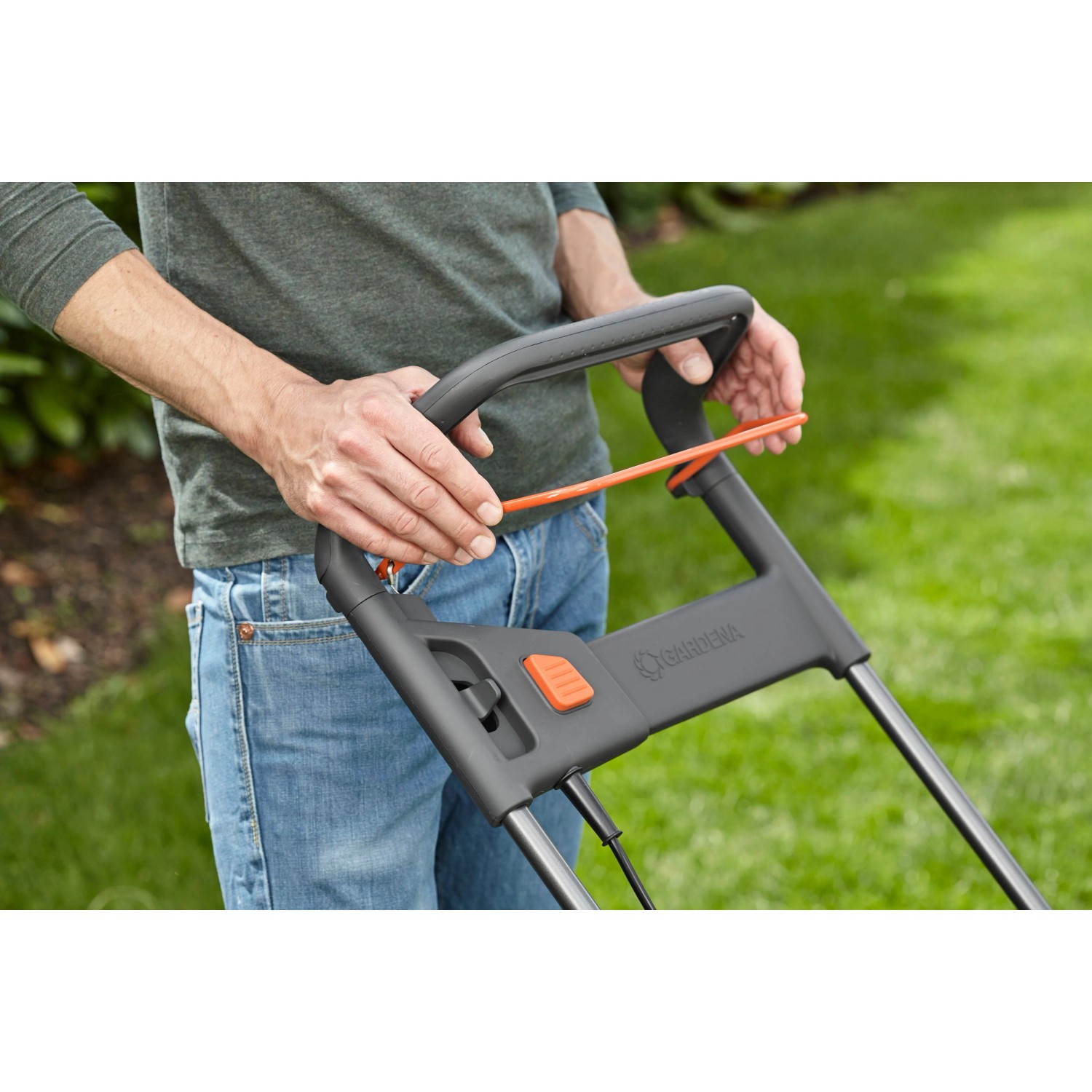 Gardena Elektro-Rasenmäher PowerMax 1800/42: Detailaufnahme des Griffs mit Bedienelementen.