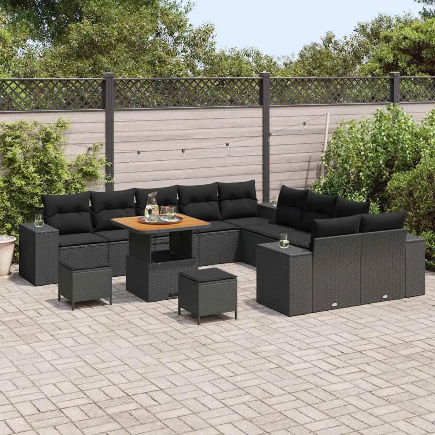 Schwarzes 13-tlg. vidaXL Garten-Sofa-Set aus Poly Rattan mit höhenverstellbarem Tisch.