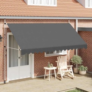 Anthrazitfarbene, handbetriebene Einziehbare Markise (400 cm) über Terrasse am Ziegelhaus. Sonnenschutz.