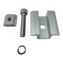 Set aus silberner Aluminium Mittelklemme, Schraube, Mutter und Unterlegscheibe zur Solarmodul-Dachbefestigung.