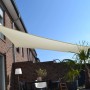Cremeweißes Floracord Vierecksonnensegel HDPE, 360x360 cm, montiert an einer Hauswand.