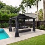 Graue MCW Hardtop Pergola M81 (3,6x3m) mit Seitenwänden und Moskitonetz neben Pool im Garten.