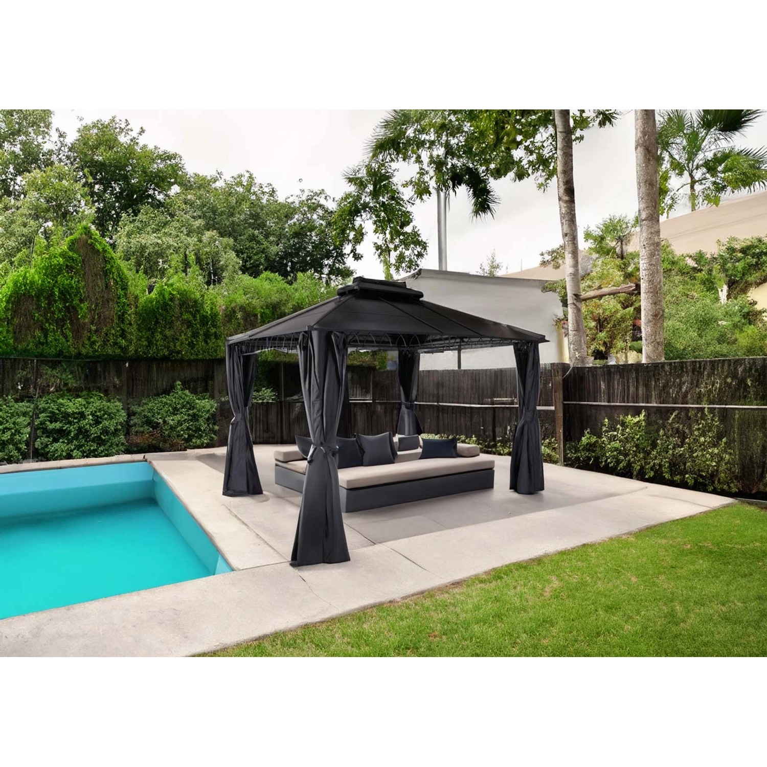 Graue MCW Hardtop Pergola M81 (3,6x3m) mit Seitenwänden und Moskitonetz neben Pool im Garten.