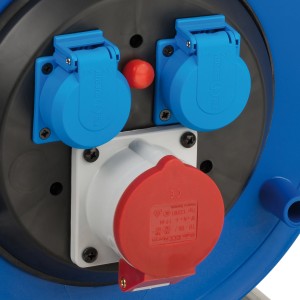 Detailaufnahme der blauen Brennenstuhl Kabeltrommel mit CEE-Steckdosen und Überhitzungsschutz.
