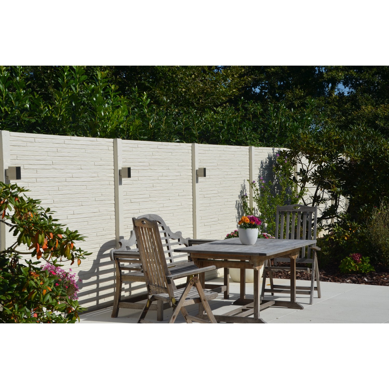 Betonzaun Toscana, 200x38,5x3 cm, als Sicht- und Windschutz im Garten mit Sitzgruppe.