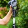 LUX-TOOLS Akku-Heckenschere & Astsäge: Teleskop-Verbindung für hohe Reichweite.