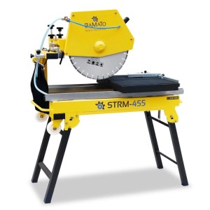 Gelbe BAMATO Steintrennmaschine STRM-455 mit großer Diamantscheibe, Schiebetisch und Fahrwerk für Baustellen.
