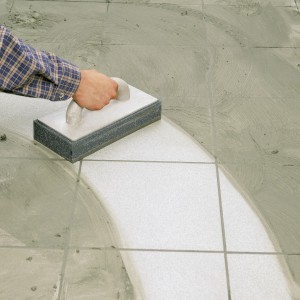 LUX Fliesenwaschbrett im Einsatz zum Reinigen von Fliesen nach dem Verlegen.