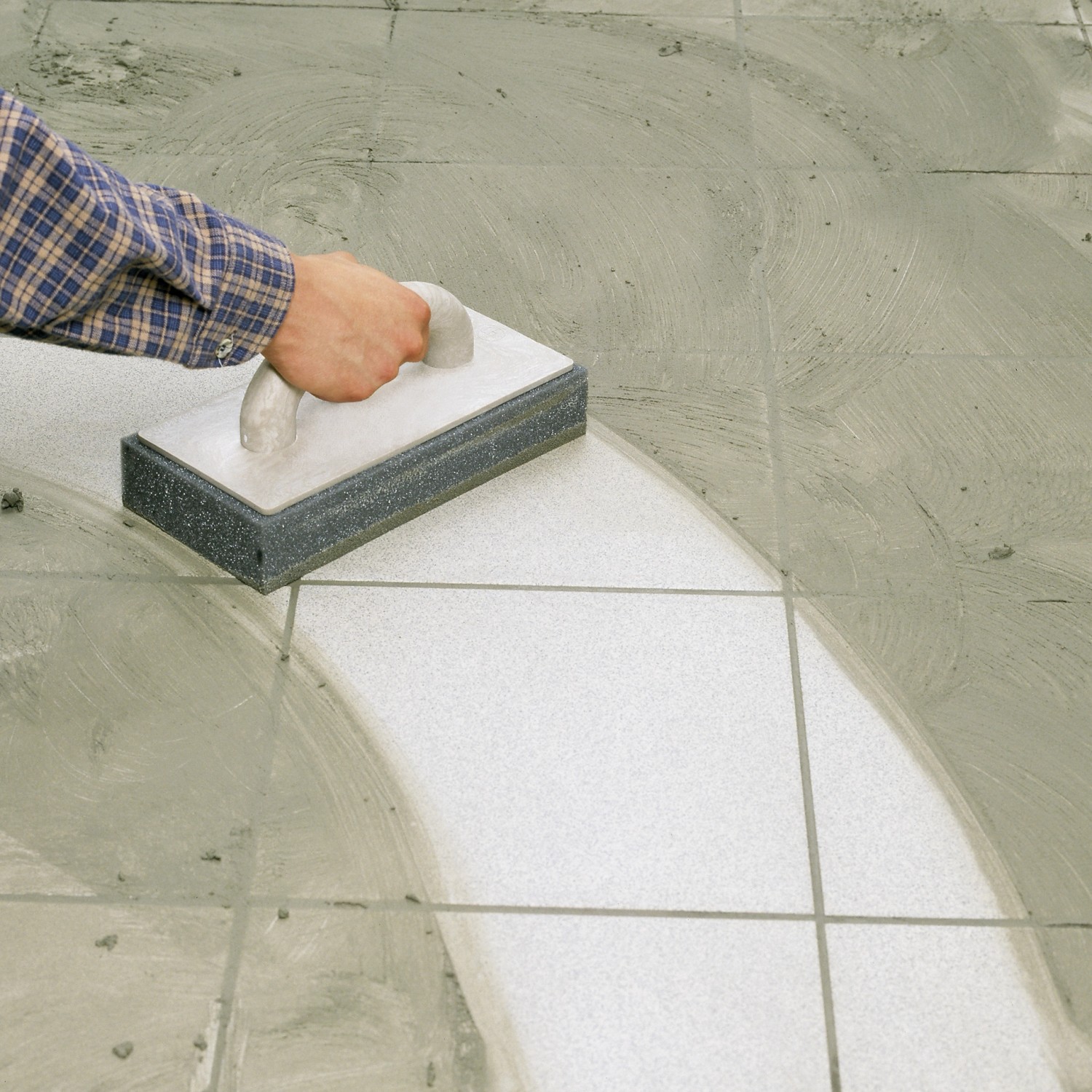 LUX Fliesenwaschbrett im Einsatz zum Reinigen von Fliesen nach dem Verlegen.