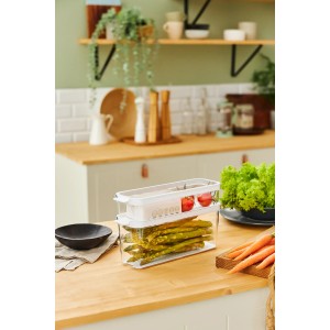 Rotho Kühlschrankorganizer Cauma 1,15 l Weiß mit Gemüse und Tomaten im Küchen-Ordnungssystem.
