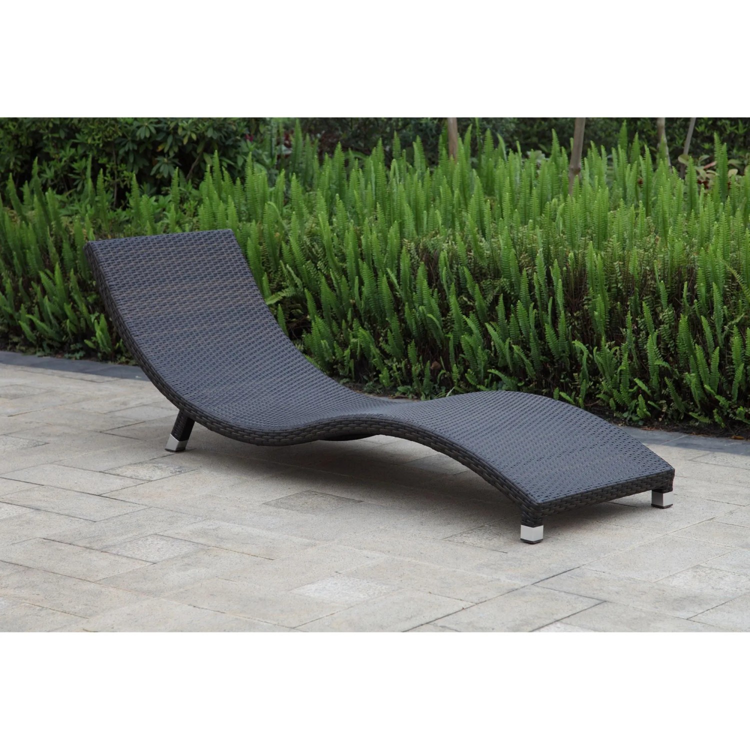 Dunkelbraune Sonnenliege Caracas aus Kunststoffgeflecht mit Aluminiumgestell für Garten und Terrasse.