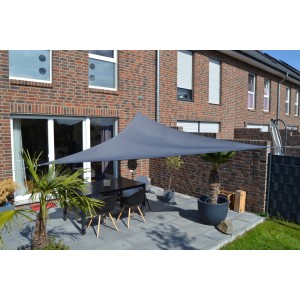 Anthrazitfarbenes Floracord Dreiecksonnensegel 360 cm über einer Terrasse mit Tisch und Stühlen.