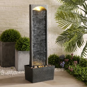 Moderner grauer Teamson Home Wasserfallbrunnen (98 cm) mit LED-Beleuchtung und Kieselbasis für den Garten.