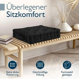 Schwarzes, dick gepolstertes Beautissu Mila Stuhlkissen auf Holzbank. Gesteppt für Komfort & Formstabilität.