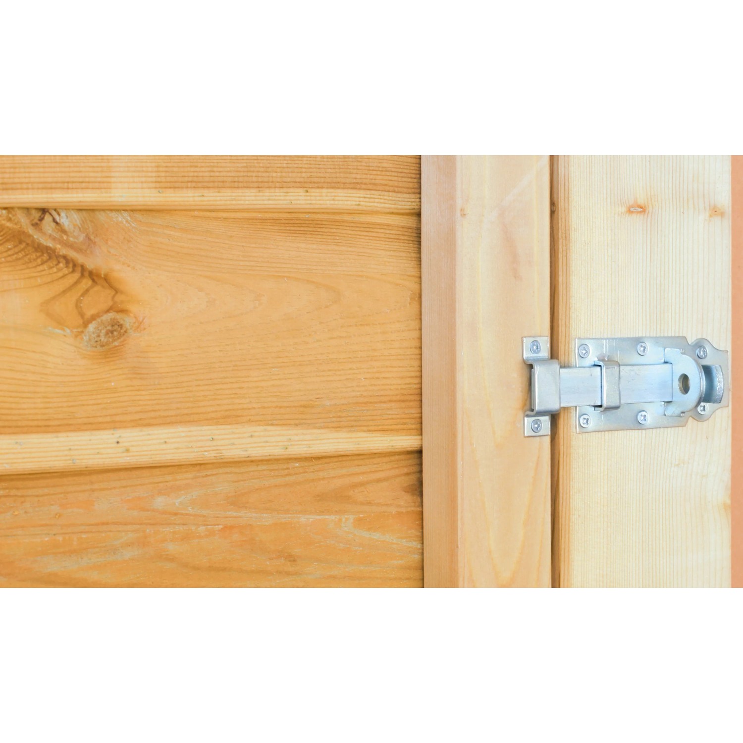 Detailansicht: Verschlussriegel am Skan Holz Abstellraum aus grün imprägnierter Profilschalung.