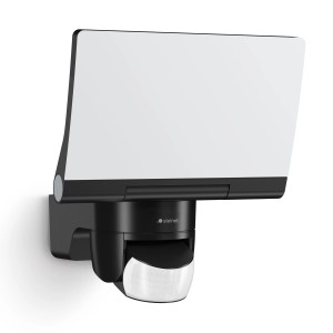 Schwarzer Steinel LED-Außenstrahler XLED Home 2 S mit schwenkbarem Bewegungsmelder.