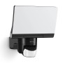 Schwarzer Steinel LED-Außenstrahler XLED Home 2 S mit schwenkbarem Bewegungsmelder.