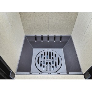 Brennraum des weißen Hark Küchenofens mit Keramikverkleidung und Automatik.