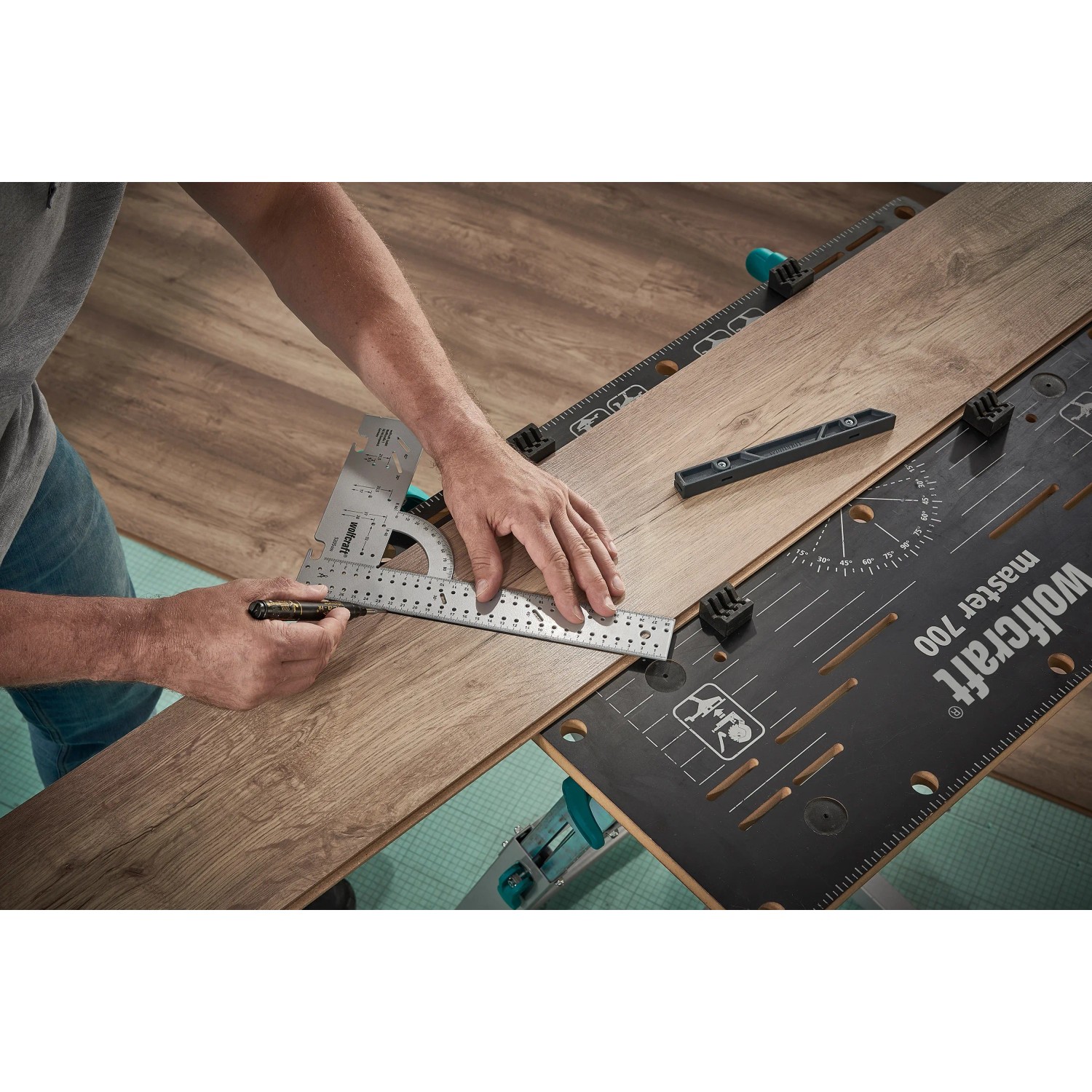 Wolfcraft Einpass-Set für Laminat: Universalwinkel, Konturenlehre und Laminateinpasser im Einsatz.