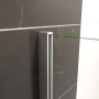 Detailaufnahme Walk-In Dusche mit hochglanz verchromtem Rahmen und Klarglas Seitenwand.