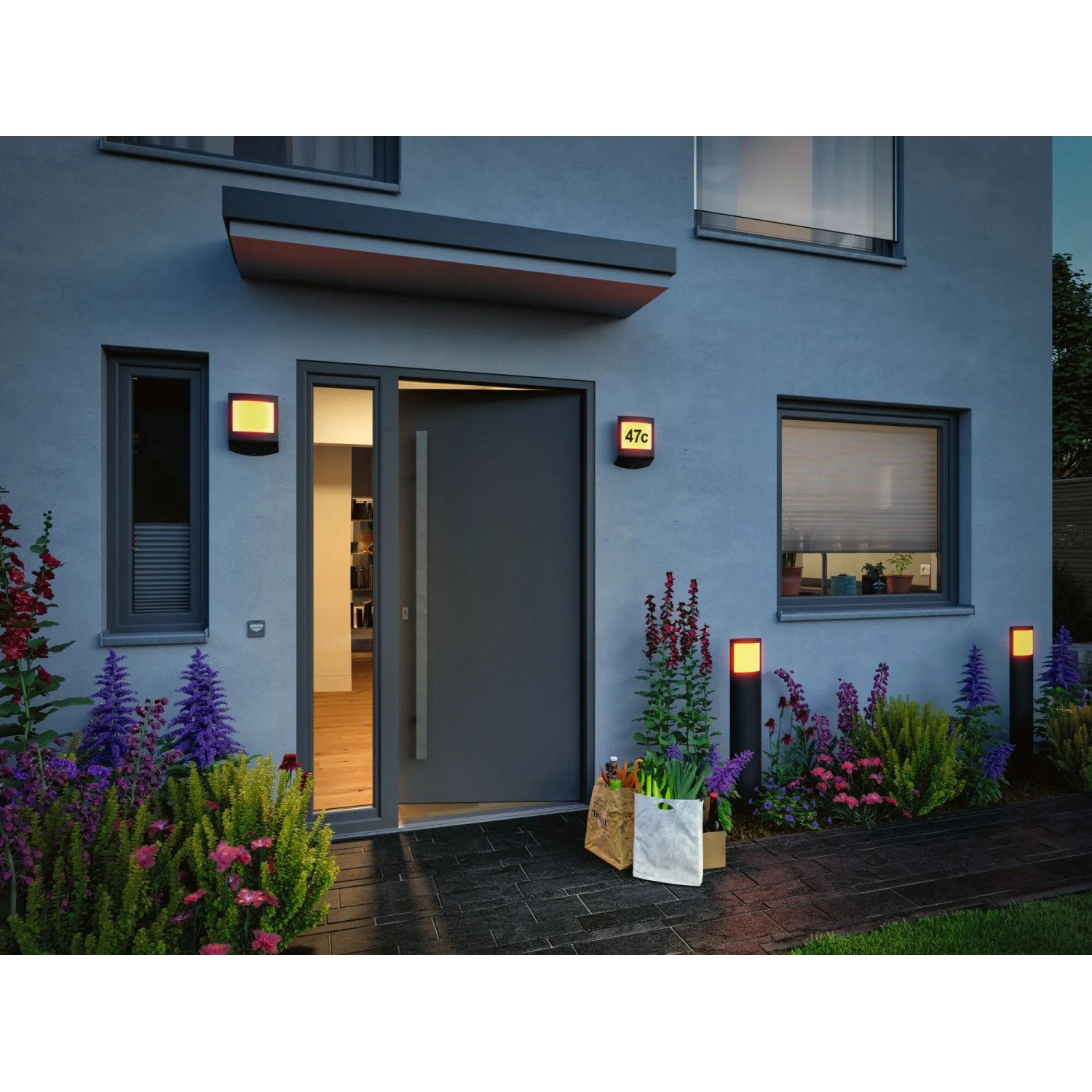 Anthrazitfarbene Paulmann LED-Outdoor-Wandleuchte Padea mit Sensor an Hauswand.