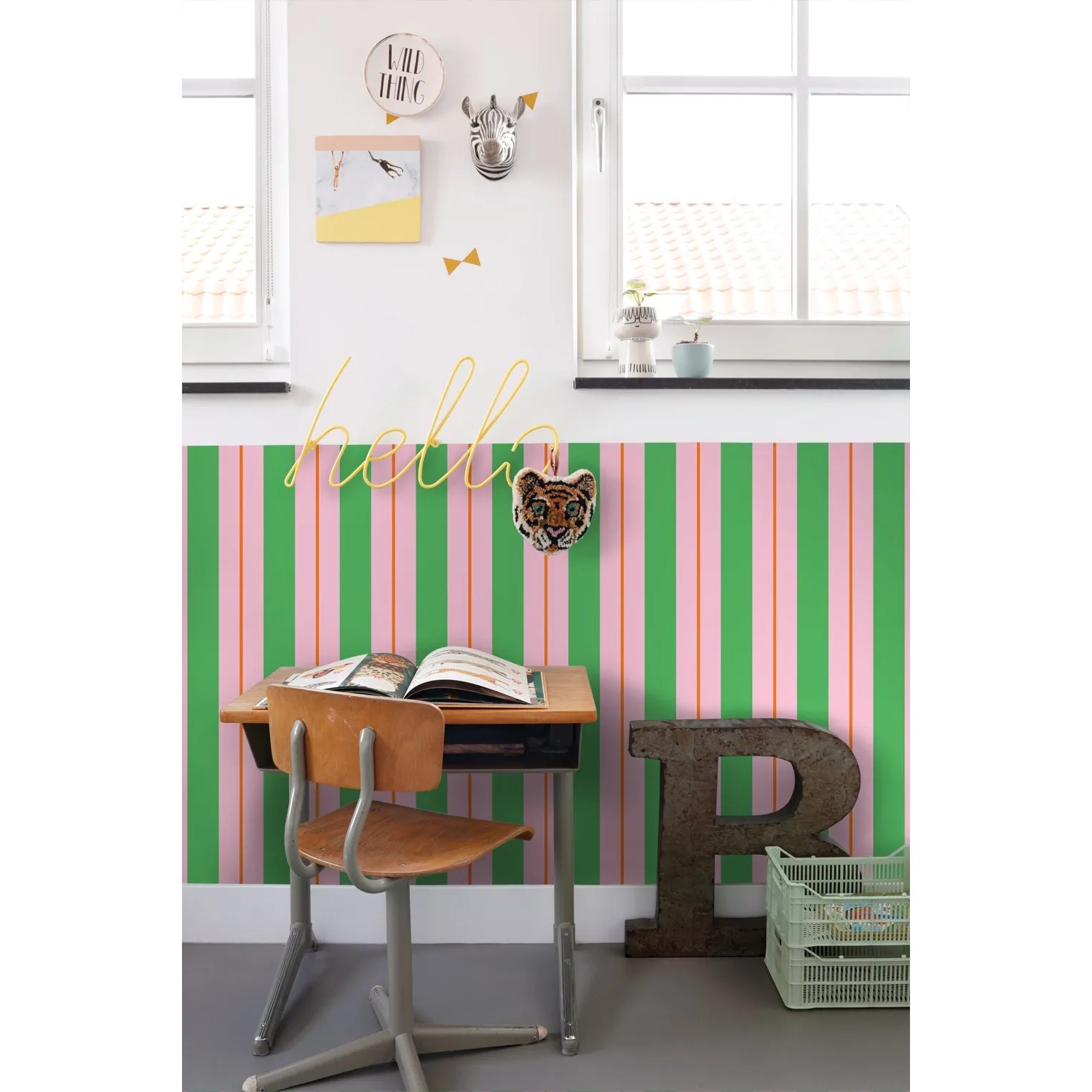 ESTAhome Vliestapete mit grünen und rosa Streifen an einer Wand, modern eingerichtet. Maße 50x900 cm.