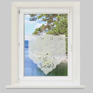 Arsvita Fenstergardine mit gelb-grüner Stickerei "Fensterbild" (35x40 cm) am Fenster.