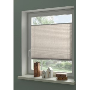 Beiges Wohnidee Plissee 40x130 cm mit zwei Bedienschienen am Fenster.