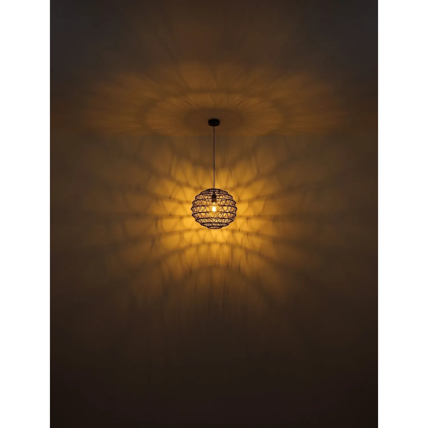 Schwarze Globo Hängeleuchte Senni, Ø 29 cm, mit dekorativem Lichtspiel an der Wand.