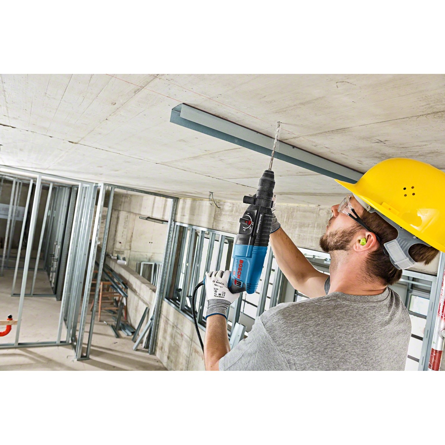 Handwerker bohrt mit dem Bosch Professional GBH 2-26 F Bohrhammer in eine Decke.