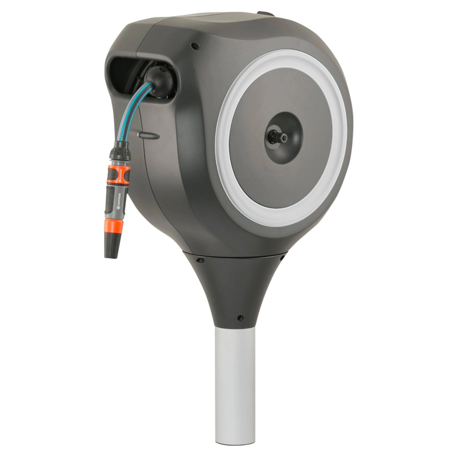 Gardena Garten-Schlauchbox RollUp M 20 m mit Schlauch und Spritze auf Erdspieß.