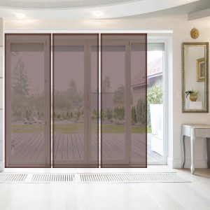 Bestlivings Schiebegardine Elena 3er Set in Schoko vor Fensterfront im Wohnraum.