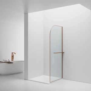 Belvit Walk-in Dusche mit abgerundetem Klarglas, Kupferprofil und Handtuchhalter in modernem Badambiente.