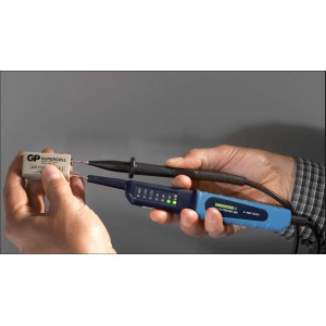 Pancontrol PAN Volttester 400 Spannungsprüfer in Gebrauch, misst Spannung an Batterie mit grüner LED-Anzeige.