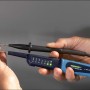Pancontrol PAN Volttester 400 Spannungsprüfer in Gebrauch, misst Spannung an Batterie mit grüner LED-Anzeige.
