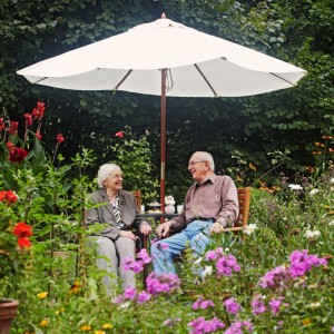 Relaxdays Gartentisch Stahl Anthrazit Schirmloch 72 cm x 70 cm 6,2 kg