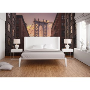 Fototapete New York Brooklyn Bridge in Braun/Grau hinter einem Bett.