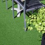 Grüner Primaflor Kunstrasen Summer B1 unter einem Tisch, ideal für Events und Messen.