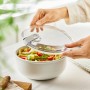 Weiße Rotho Frischhaltedose Ela 1,8 l mit Salat und transparentem Deckel.