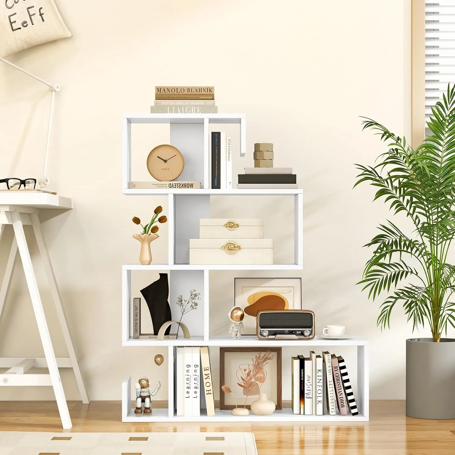Weißes, modernes Costway Bücherregal (80x22x100 cm) mit 5 geometrischen Ebenen, gefüllt mit Büchern und Deko. Für Wohnzimmer.