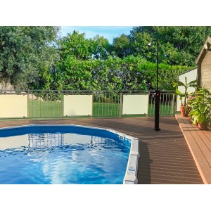 Summer Fun Solardusche Lobos (10 l) neben Pool auf Holzdeck im Garten.