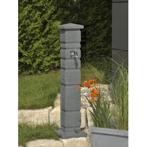 Arves Wasserzapfstelle Romana Black Granit im Garten mit Chromhahn.
