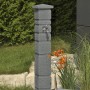 Arves Wasserzapfstelle Romana Black Granit im Garten mit Chromhahn.