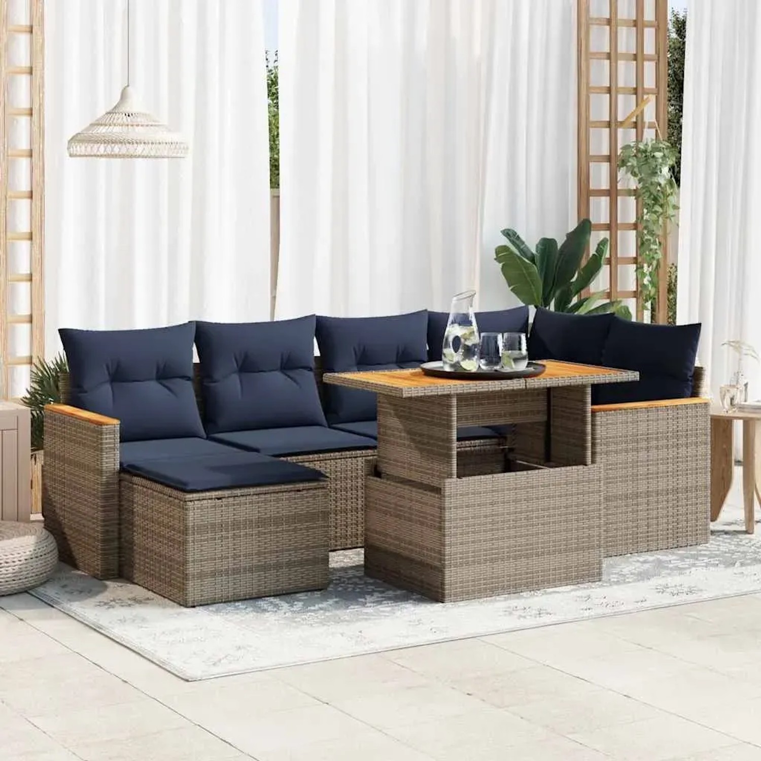 Graue 7-teilige Garten-Sofagarnitur aus Polyrattan mit marineblauen Kissen und höhenverstellbarem Tisch.