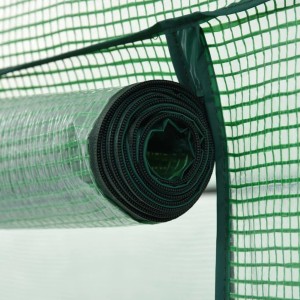 Detailaufnahme: Aufgerollte Tür des furnicato Gewächshauses, grüne, transparente Plane mit Reißverschluss.