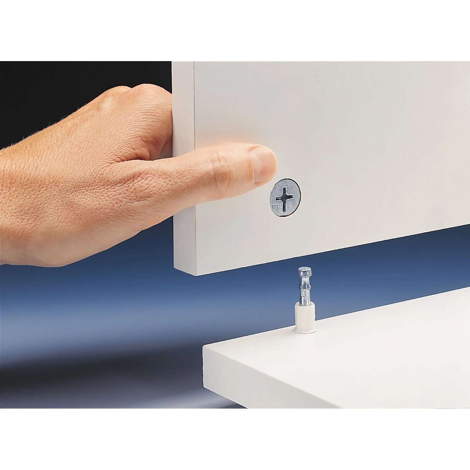 Detailaufnahme: Montage der OPTIFIT Küchenzeile mit Minifix-Exzenter-Verbindungstechnik.