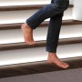 Person geht Treppe mit Paulmann MaxLED Profilsensor Night PIR LED-Streifen hoch.